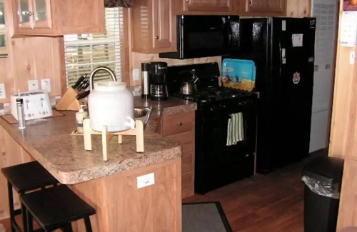 Cloyne Cabaña | Newer Deluxe Cottage, Bon Echo Park