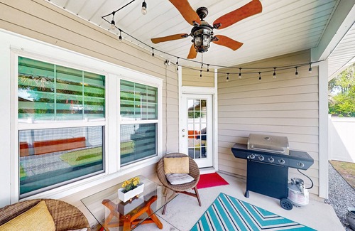 Silver Sands Casa | Newer home with elegant interior & fenced yard, 3 blocks to the beach