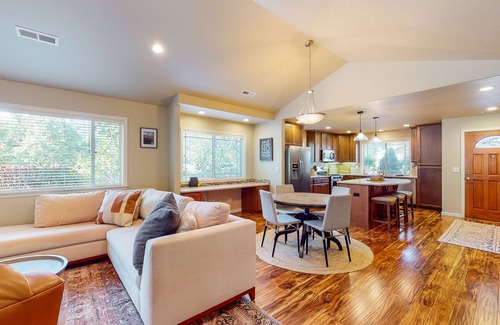 Sandpoint Casa | Newer home with private hot tub, great back patio, fireplace & AC - near skiing