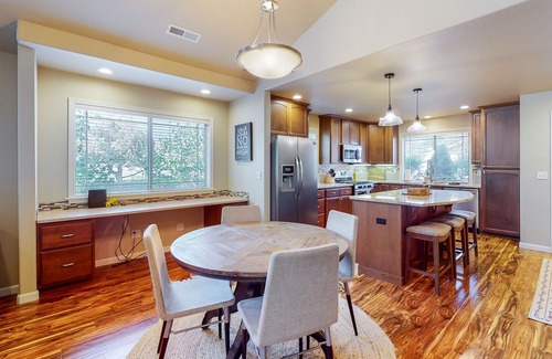 Sandpoint Casa | Newer home with private hot tub, great back patio, fireplace & AC - near skiing