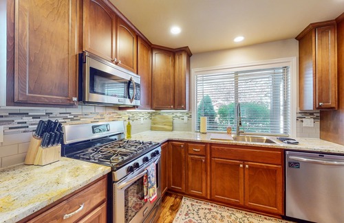 Sandpoint Casa | Newer home with private hot tub, great back patio, fireplace & AC - near skiing