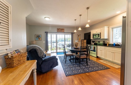 West Alton Casa | NEWER LAKEFRONT- 4 season home sleeps 6