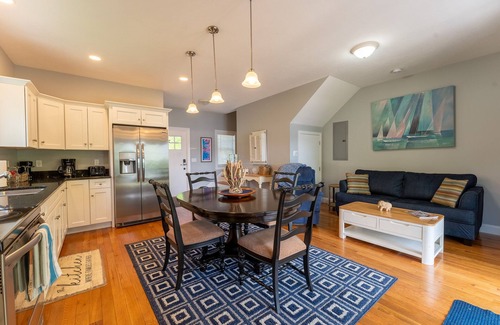 West Alton Casa | NEWER LAKEFRONT- 4 season home sleeps 6