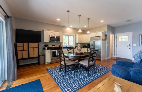West Alton Casa | NEWER LAKEFRONT- 4 season home sleeps 6