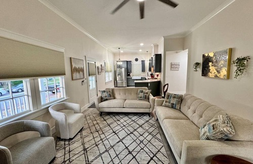 The Bluff Casa | Newest Cottage Downtown. Pets are allowed
