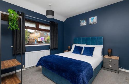 Middleton Casa | Newhall by Alt-Stay Leeds 3 Bed Home Contractor and Relocation Accommodation with Fully Equipped Kitchen, Laundry, Parking, Garden, Smart TV and Wi Fi - Long Stay Ready with Weekly and Monthly Rates