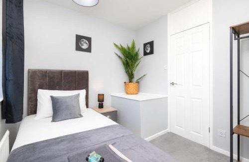 Middleton Casa | Newhall by Alt-Stay Leeds 3 Bed Home Contractor and Relocation Accommodation with Fully Equipped Kitchen, Laundry, Parking, Garden, Smart TV and Wi Fi - Long Stay Ready with Weekly and Monthly Rates