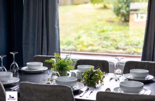 Middleton Casa | Newhall by Alt-Stay Leeds 3 Bed Home Contractor and Relocation Accommodation with Fully Equipped Kitchen, Laundry, Parking, Garden, Smart TV and Wi Fi - Long Stay Ready with Weekly and Monthly Rates