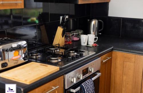 Middleton Casa | Newhall by Alt-Stay Leeds 3 Bed Home Contractor and Relocation Accommodation with Fully Equipped Kitchen, Laundry, Parking, Garden, Smart TV and Wi Fi - Long Stay Ready with Weekly and Monthly Rates