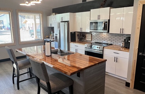 Conconully Casa | Newley built modern home. Close to lakes and down town food and restaurants.
