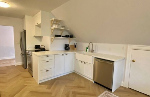 The Beaches Apartamento | Newly Available 3rd-Floor Suite with Beach & Lake Access