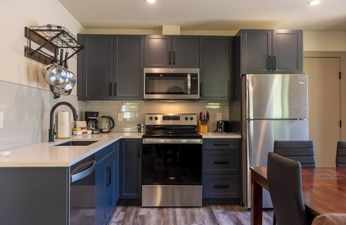 East Kootenay Chalet De Esquí | Newly Built 2 Bedrooms. Sleeps 4 Adults. AC