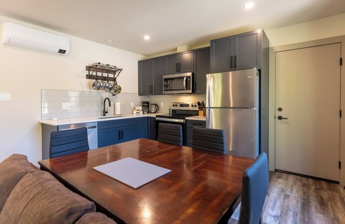 East Kootenay Chalet De Esquí | Newly Built 2 Bedrooms. Sleeps 4 Adults. AC