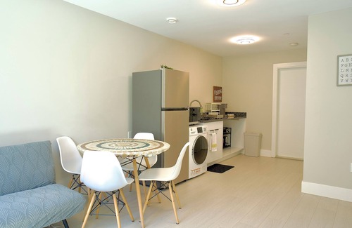 Fraserview Casa | Newly Built 2BR, 15 Min to Airport, 20 Min to DT