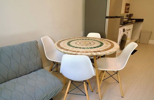 Fraserview Casa | Newly Built 2BR, 15 Min to Airport, 20 Min to DT