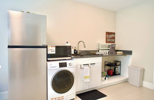 Fraserview Casa | Newly Built 2BR, 15 Min to Airport, 20 Min to DT