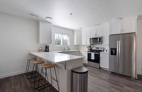 Colorado City Apartamento | Newly Built 3BR/2BA Full of Amenities: Pool, Hot Tub, Sauna, 1 hr to Zion