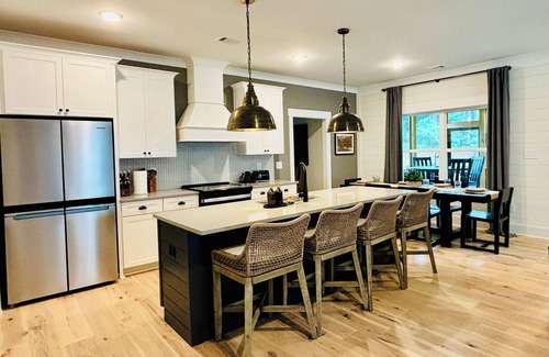 Watkinsville Casa | Newly Built 5 BR, 6 Miles to UGA, Fire Pit, Sauna, Game Room.