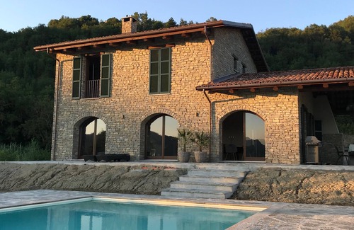 Cartosio Casa | Casa de piedra auténtica de nueva construcción con piscina infinita