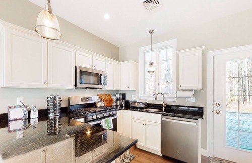 Arundel Casa | Newly built cottage with gas fireplace, patio, pool & gym - near Kennebunkport