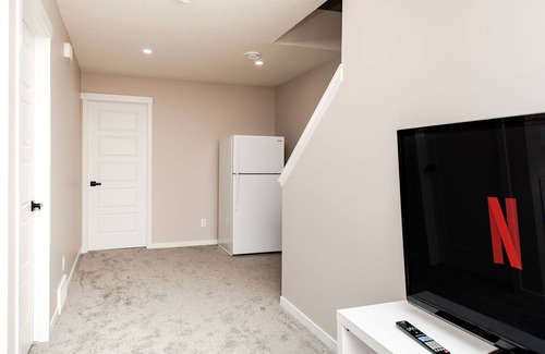 Southwest Calgary Casa | Newly built Cozy 2 bedroom secondary suite in Calgary