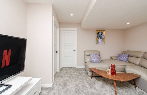 Southwest Calgary Casa | Newly built Cozy 2 bedroom secondary suite in Calgary