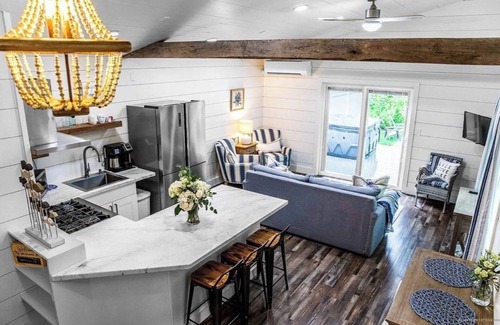 Newport Cabaña | Newly Built Cozy Cottage