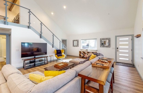 Alta Casa | Newly-built duplex in Sierra Mountains, hot tub