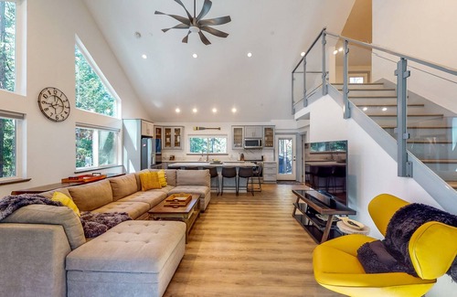 Alta Casa | Newly-built duplex in Sierra Mountains, hot tub