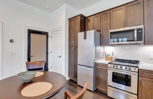 Hitch Village - Fred Wessels Homes Apartamento | Newly Built High-end Carriage House Steps to Riverfront by Lucky Savannah