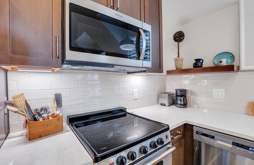 Hitch Village - Fred Wessels Homes Apartamento | Newly Built High-end Carriage House Steps to Riverfront by Lucky Savannah
