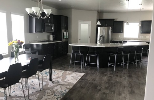 South Weber Casa | Casa de nueva construcción con 6 habitaciones / 3. 5 baños! 15 minutos a la laguna, HAFB y Snowbasin!
