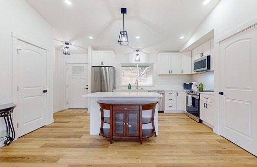 Cle Elum Casa | Newly-built lakefront home with fire pit, grill, & lake access