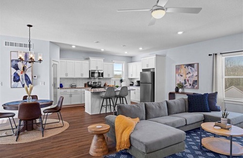 Raytown Casa | Newly Built Lux Home Sleeps 8!