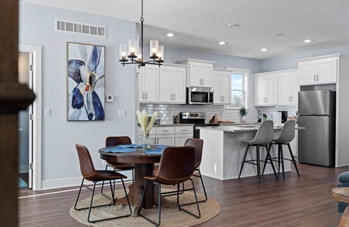 Raytown Casa | Newly Built Lux Home Sleeps 8!