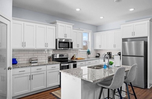 Raytown Casa | Newly Built Lux Home Sleeps 8!