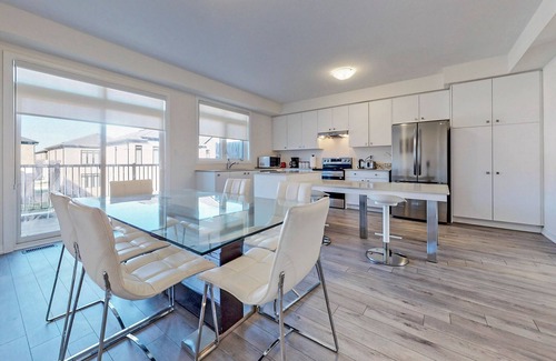 Brampton Casa | NEWLY BUILT LUXURIOUS 3BRM TOWN HS/AIRPORT/PARKING