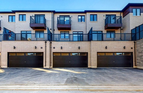 Brampton Casa | NEWLY BUILT LUXURIOUS 3BRM TOWN HS/AIRPORT/PARKING