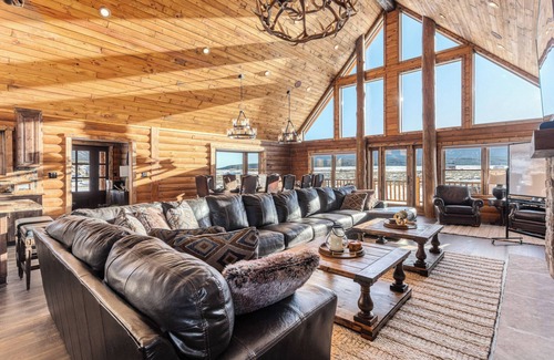 Twin Lakes Casa | Newly Built Luxury Log Home