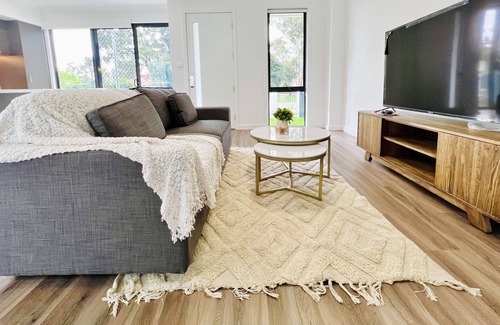 Austral Casa | Newly Built Modern 3 Br Home in Austral