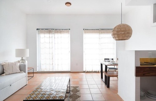 Colonia 5 de Diciembre Apartamento | Estudio moderno de nueva construcción, a 2 cuadras del mar y ubicado en el centro. Bienvenido a Los condominios amueblados El Gallo