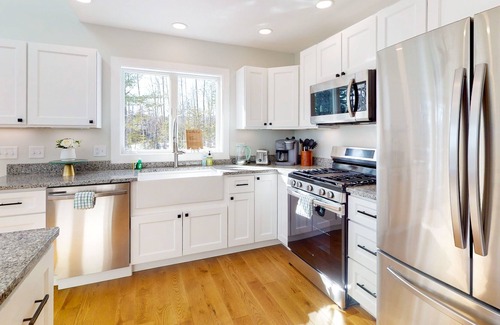 Bethel Casa | Newly built mountain-view home with private hot tub & wraparound deck