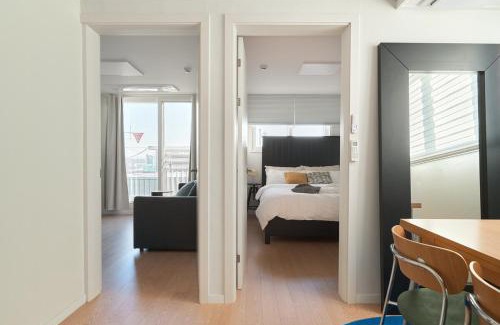 Cheongpa-dong Apartamento | Newly Built, Quiet 2BR, 10min Walk to Seoul Stn