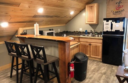 Island Park Cabina | Newly Built, Rustic Loft, Kitchen, Washer & Dryer