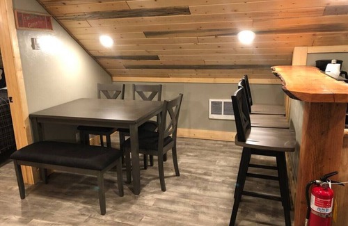 Island Park Cabina | Newly Built, Rustic Loft, Kitchen, Washer & Dryer