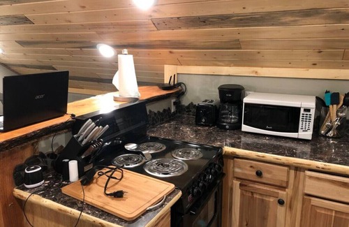 Island Park Cabina | Newly Built, Rustic Loft, Kitchen, Washer & Dryer