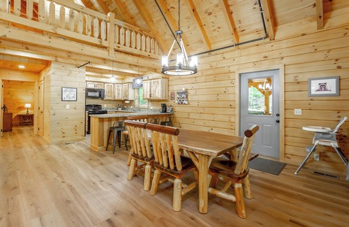 Lookout Valley Neighborhood Association Cabina | Newly Built, Secluded Log Cabin. 15 min to Downtown. Hot Tub.