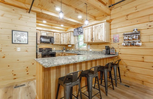 Lookout Valley Neighborhood Association Cabina | Newly Built, Secluded Log Cabin. 15 min to Downtown. Hot Tub.
