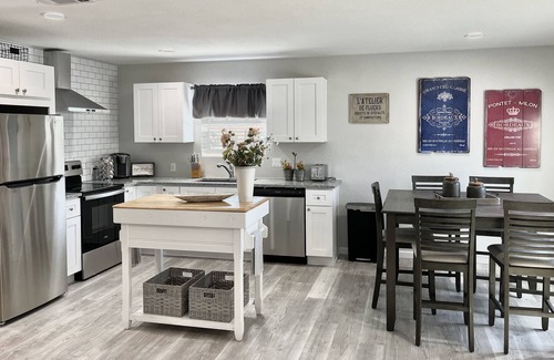Fort Worth Cabaña | Newly built spacious stand alone cottage close to Fort Worth