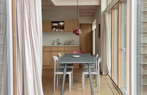 Ulsnis Casa | Newly built wooden house "Remise am Fährhaus" with unique architecture directly on the Schlei with jetty and bathing area for your well-deserved vacation in an absolute feel-good atmosphere, with a huge garden area and old trees